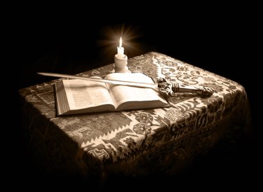 Kral Çağı gazetesi okuyup öğrenin. İnançların kutsal olduğuna inanın. İbrani kanunları, çelik, keskin, koyu siyah yazı alanı. Yeni kültür kutsal dua ruhu sanat alevi askeri silah yaşam işareti ikonu