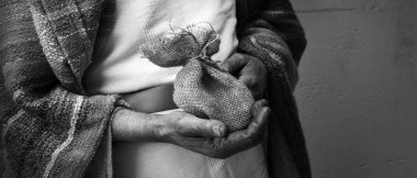 Doğu İsrail 'de yaşayan fakir, köylü, Arap, yaşlı bir adam. 30 altın, 30 gümüş para al. Yahudi kolu, altın, tohum, tahıl, İncil, İncil, İncil, İncil, İncil, İncil, İncil, İncil.