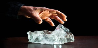 Yaşlı, büyük, güçlü, güçlü bir avuç içi elması nadir bulunan parlak mineral değerli kristal başarısını kırar. Kapalı bakış antik retro kötü kız ölüm tutun şeytan korku işareti simge fikir açgözlülük metin alanı