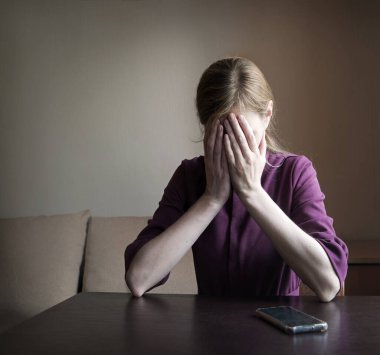 Genç, bitkin, kederli, ağlayan, ağlayan, genç bir bayan. Tanrı şahidim olsun ki karanlık odanın duvarlarında mesaj alanı var. Yetişkin hasta suçlu üzgün kasvetli korku savaşı dulu düşün acı aşk utancı aleti konuşuyor