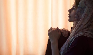 Yalnız, kutsal, mutlu, insan eli şalı İsa 'ya dua et de huzur bulsun. Genç üzgün, yalnız, ruhsal bunalımlı bayan bekle aşk bilgeliği ışığı gökyüzü bile beyaz