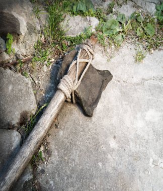 Yakın çekim kaba eski Neolith dönemi zanaat Hint avcı adam çakmaktaşı bıçak hache kol vahşi zemin metin uzayı. Üst kabileyi kapatın. Çelik çelik savaş objesi sanat stili işareti.