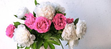 Eski antik çağ sanat parkı ışık masası yazı masası fotokopi uzayı. Güzel, nazik, mutlu, parlak yaprak, büyük, gür tomurcuk, bitki dekoru, yaşam sembolü, kutlama günü kartı, kapak arkaplanı.