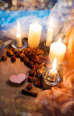 Samimi antika kutsal hatıra günü karanlık akşam evi banyosu mavi gökyüzü penceresi yazı uzayı afişi bile. Eski, yıpranmış beyaz masayı kapat. Hâlâ hayattayız. Pembe mumla aydınlatılmış sanat tebrik kartı dekoru.