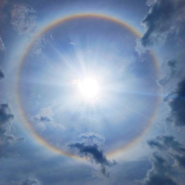 Bahar soğuğu yüksek güzellik dramatı sirrus sahnesi parlak renk rüzgarı kimse sanat stili kopyacı değil. Parlak bulanık, yumuşak, koyu yağmurlu, dolunay, beyaz ay gezegeni, dünya, sisli, gökyüzü, metin, uzay, fantezi güneş köpeği.