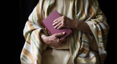 Son sınıfların Cathol Kilisesi 'nin yeni kağıt sayfası İsrail Hukuku kavramı. Dindar Yahudi erkek papaz söze güven, sevgi duy Yahudi kadın kutsal kutsal İncil 'den vaaz ver kara metin uzayı