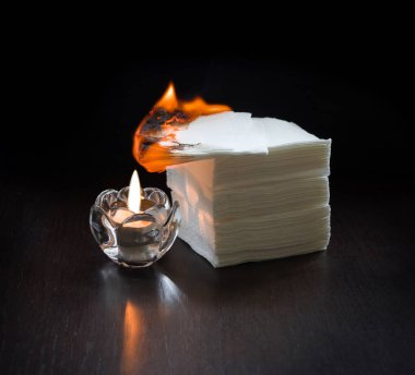 Yakın plan parlak kırmızı retro güvenli arazi ağdası. Trajik siyah metin alanını aydınlatıyor. Eski güvenli mülk güvenli beyaz kapanış masası gece bile düğün dekorasyonu felaket işareti telif hakkı