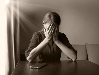 Genç, bitkin, kederli, ağlayan, ağlayan, genç bir bayan. Tanrı şahidim olsun ki karanlık odanın duvarlarında mesaj alanı var. Yetişkin hasta suçlu üzgün kasvetli korku savaşı dulu düşün acı aşk utancı aleti konuşuyor