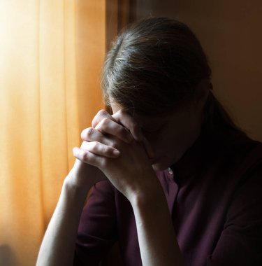 Yalnız kutsal acı çeken genç İsrail 'li kadın kollarını tut ve İsa' ya yalvarmaya başla. Eski antik aziz kutsal kitap tarihi kutsal Yahudi genç aşk ruhu karanlık gece mesajlaşması bile