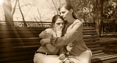 İki yetişkin kadın el ele oturarak yaşlı bir şehrin bahçe ağacı hakkında konuşuyor. Gençler kendilerini suçlu hissederler. Utanç duyarlar. Kayıp aşk yas tutar, acı çeker.