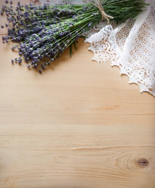 Eski kırsal gelin sanatı mavi çay kuru tomurcuk yaprağı kaplama spa metni gibi kokuyor. Güzel, mutlu, neşe dolu, evlenmiş gelin, boş, davetsiz, tebrik kartı, üst makro masa manzaralı tatil çerçevesi tasarımını kapat.