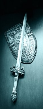 Keskin siyah demir kılıç kabzası güçlü erkek ahşap masa uzayı orta yaşlı kral Roma lejyonu kahraman aslan simgesi savunma sembolü altın Roma haçı arması ceket sancak deseni