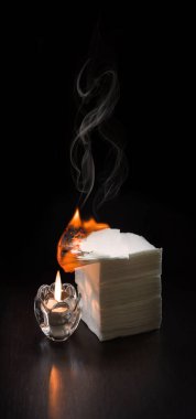 Yakın plan parlak kırmızı retro güvenli arazi ağdası. Trajik siyah metin alanını aydınlatıyor. Eski güvenli mülk güvenli beyaz kapanış masası gece bile düğün dekorasyonu felaket işareti telif hakkı