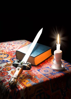 Kral Çağı gazetesi okuyup öğrenin. İnançların kutsal olduğuna inanın. İbrani kanunları, çelik, keskin, koyu siyah yazı alanı. Yeni kültür kutsal dua ruhu sanat alevi askeri silah yaşam işareti ikonu