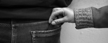 Eski kötü hırslı vandal suçlu casus siyah kol tutuşu karanlık çocuk pantolonunu çaldı beyaz duvar mesaj alanını kaybetti. Yakından kirli adam temptat dokunmaya çalışın gizli korku kırma kanunu boş tehdit suçu