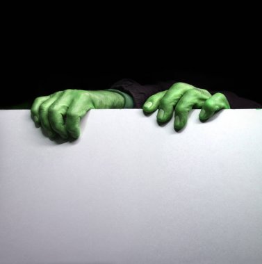 Yaşlılığa yakın, kızgın, yasa dışı erkek suçlu, ev casusu, karanlık metni kavrıyor. Yakından vahşi canavar pençesi dikizleme deneyin pusuya yatmış gizli boş erişim kavramını izole edin