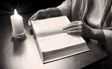 Yakın geçmişte katol kilisesi okulunda büyük yeni ahit gospel sayfası İsrail Yahudilik hukuku sembolü kavramı vardı. Kendini adamış bir Yahudi papaz. Koyu siyah ahşap masa örtüsü altında Müslümanlara vaaz veriyor. 