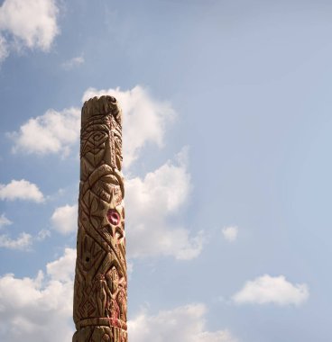 Kiev Ukrayna 'nın büyük kutsal kitap çağında sihirli ağaç Perun' un efsanevi öngörüsüne kölelik ediyor. Eski İncil. Doğu Asya kabilesi seyahat ediyor. Taş mezar mihrabı.