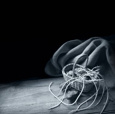 Makro görünümü kapat. Büyük kırışık, büyük, kırışık, hasat, koyu siyah ahşap masa yazı alanı. Kapalı pembe, olgun, tatlı, diyet, hayat, nişasta, sarı, aşçı, taze meyve, sebze ürünleri, market ürünleri konsepti.