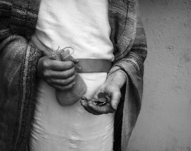 Retro East Israil fakir, kırsal Yahudi, Arap, erkek, çok şanslı bir fiyat. Yaşlı yaş haini parmak kötü kola şans ver 30 sadaka dolandırıcılığı Yahudi dolar anlaşması İncil 'deki tanrı hikayesi konsepti