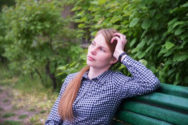 Genç, güzel elbiseli, yorgun, kederli, kederli, ağlayan yaşlı, kasvetli bir kadın. Sefalet içinde yüzen suçluluk duygusu yetişkin barışı kaybetti.