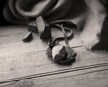 Ayrıntılı makro görüntüyü kapat. Yaşı geçmiş kaba tehlike. Lastik, spor mermisi hedefine zarar veriyor. Güçlü İsrailli avcı, erkek, Yahudi, insan, eğlenceli çocuk, el, silah, İncil 'deki hobi, hikaye konsepti.