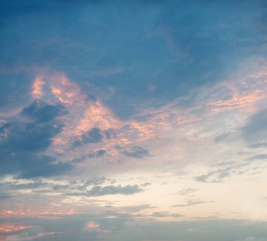 İlkbahar kapanış sahnesi açık, yüksek gün sahnesi koyu mor kış dumanı buhar fırtınası buhar buharı sanat tarzı kopyalama alanı. Parlak yağmurlu, rüzgarlı, bulanık, boş, boş, kasvetli, yağmurlu gökyüzü uzay tasarımı.