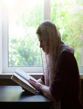 Antik çağlarda sadece insan bayan şallar güven umudu kağıt sayfasını açar ahşap kelime sabah metni uzayı. Retro antiqu genç üzgün öğrenci eski koyu siyah ev odasını sever beyaz gökyüzü bilgelik tarihini bile