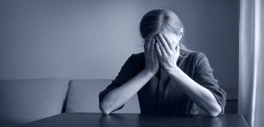 Genç, bitkin, kederli, ağlayan, ağlayan, genç bir bayan. Tanrı şahidim olsun ki karanlık odanın duvarlarında mesaj alanı var. Yetişkin hasta suçlu üzgün kasvetli korku savaşı dulu düşün acı aşk utancı aleti konuşuyor