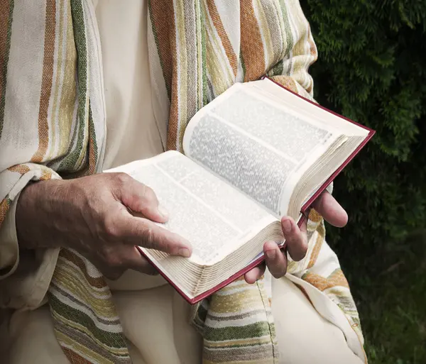 Yakın geçmişte katol kilisesi eski İncil okulu yeni ahit gospel sayfası İsrail Yahudilik torah hukuk sembolü kavramı. Kendini adamış Yahudi bir papaz Yahudi kol vaazı veriyor Müslüman parkının çimenlik arazisine.