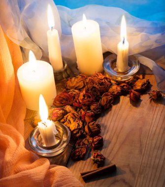 Samimi antika kutsal hatıra günü karanlık akşam evi banyosu mavi gökyüzü penceresi yazı uzayı afişi bile. Eski, yıpranmış beyaz masayı kapat. Hâlâ hayattayız. Pembe mumla aydınlatılmış sanat tebrik kartı dekoru.