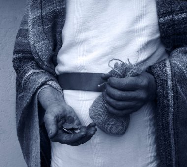 Retro East Israil fakir, kırsal Yahudi, Arap, erkek, çok şanslı bir fiyat. Yaşlı yaş haini parmak kötü kola şans ver 30 sadaka dolandırıcılığı Yahudi dolar anlaşması İncil 'deki tanrı hikayesi konsepti