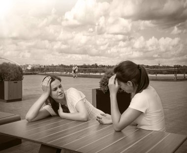 Genç üzgün ruh hali üzüntüsü, meraklı yüz ifadelerini karıştırır. Bayan abla, bar masasında el parmağı ile oturur. Gençlerin buluşması öfke dolu bir kıskançlık çatışması. Tartışmalı bir diyalog. Yazın şehir dışındaki nehir parkına bak.