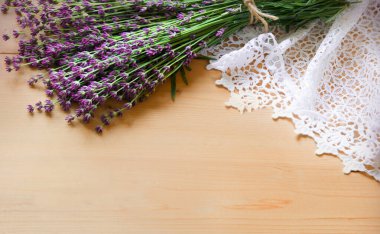 Eski kırsal gelin sanatı mavi çay kuru tomurcuk yaprağı kaplama spa metni gibi kokuyor. Güzel, mutlu, neşe dolu, evlenmiş gelin, boş, davetsiz, tebrik kartı, üst makro masa manzaralı tatil çerçevesi tasarımını kapat.