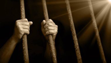 Eski hukuki korkuyu kapat genç yetişkin yalnız üzgün erkek hırsız suçlu köle Tanrı 'dan umut mesajı için yardım iste. Yakın çekim tek başına yasadışı Hıristiyan duası otur, yumruğunu tut, uyuşturucu hırsızı mağdurunu koru.