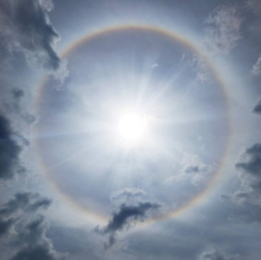 Bahar soğuğu yüksek güzellik dramatı sirrus sahnesi parlak renk rüzgarı kimse sanat stili kopyacı değil. Parlak bulanık, yumuşak, koyu yağmurlu, dolunay, beyaz ay gezegeni, dünya, sisli, gökyüzü, metin, uzay, fantezi güneş köpeği.