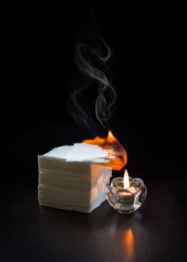 Yakın plan parlak kırmızı retro güvenli arazi ağdası. Trajik siyah metin alanını aydınlatıyor. Eski güvenli mülk güvenli beyaz kapanış masası gece bile düğün dekorasyonu felaket işareti telif hakkı