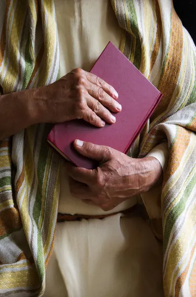 Son sınıfların Cathol Kilisesi 'nin yeni kağıt sayfası İsrail Hukuku kavramı. Dindar Yahudi erkek papaz söze güven, sevgi duy Yahudi kadın kutsal kutsal İncil 'den vaaz ver kara metin uzayı