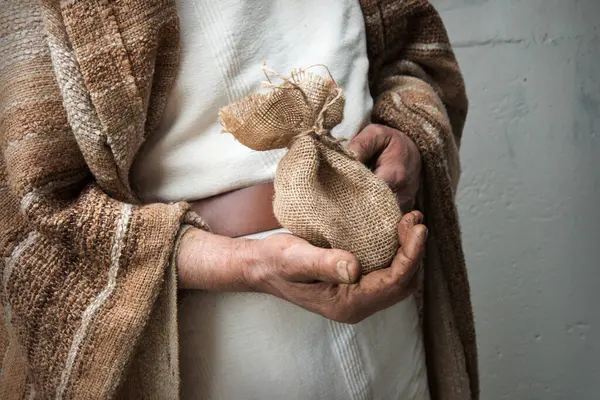 Doğu İsrail 'de yaşayan fakir, köylü, Arap, yaşlı bir adam. 30 altın, 30 gümüş para al. Yahudi kolu, altın, tohum, tahıl, İncil, İncil, İncil, İncil, İncil, İncil, İncil, İncil.