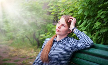 Genç, güzel elbiseli, yorgun, kederli, kederli, ağlayan yaşlı, kasvetli bir kadın. Sefalet içinde yüzen suçluluk duygusu yetişkin barışı kaybetti.