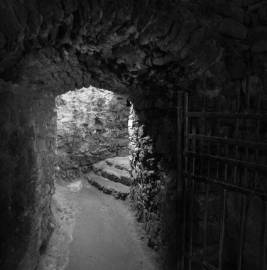 Korkunç eski soğuk demir ızgara tuğla tuğla açık kapaklı hücre girişi. Hüzünlü korku gölgesi özgürlük paslansın İncil 'deki mezar koridoru İncil' deki tutuklama kavramı sembolü aydınlık metin alanı