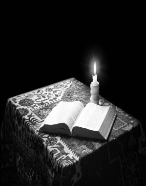 Grunge çağı, kaba, kaba, kahverengi mezmur dua et, Torah hukuk mektubu arşivi koyu siyah ahşap masa alanı istiflesin. Yeni Yahudi kültürü Tanrı İsa İncil edebiyatı sanat tahtası hala hayat ateşi kavramı