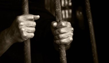 Eski hukuki korkuyu kapat genç yetişkin yalnız üzgün erkek hırsız suçlu köle Tanrı 'dan umut mesajı için yardım iste. Yakın çekim tek başına yasadışı Hıristiyan duası otur, yumruğunu tut, uyuşturucu hırsızı mağdurunu koru.