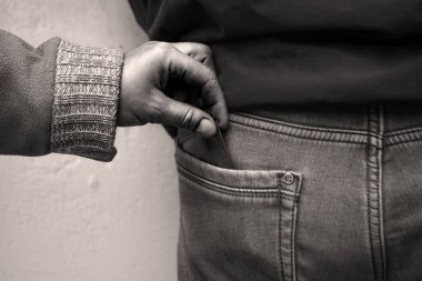 Eski kötü hırslı vandal suçlu casus siyah kol tutuşu karanlık çocuk pantolonunu çaldı beyaz duvar mesaj alanını kaybetti. Yakından kirli adam temptat dokunmaya çalışın gizli korku kırma kanunu boş tehdit suçu