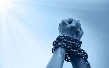 Kapalı eski hukuk umutsuzluk tehlike stres genç adam yükseltmek yaşam umut ışığı mavi metin alanı. Kapanış limiti, acı çekme kadın bilek ipini bağla izole edilmiş taciz vücudunu zapt et