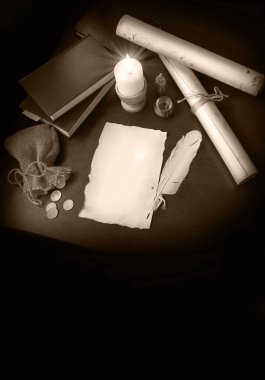 Yahudi çağı, Tanrı inancı, boş hukuk sayfası, siyah ahşap masa, cüzdan çantası, hala 30 İncil kartı var. Üst görünümü kapat İbranice bilgelik el yazısı metin alanı kavramını çiz