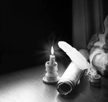 Grunge 'un giydiği yaş, kutsal inanç, Torah hukuk, sayfa, siyah ahşap masa, natürmort, kutsal kitap afişi. Yakından bakınca İbrani kilisesi günlüğü edebiyat el yazısı ışık metni notik boşluk