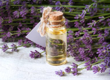 Eski kırsal mavi eflatun lavanta çayı kuru tomurcuk yeşil yaprak kavanozu kokusu sabun şişesi, beyaz ahşap masa metin alanı. Güzel kırsal evlilik boş boş aşk kartı üst makro görünümü kapat