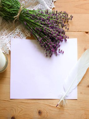 Retro antika sanat açık mavi lavanta flora kuru bitki tomurcuğu tomurcuğu yağı spa metin fotokopi uzayı kokusu alır. Hediyelik kalemi severiz, davetiyeyi selamlarız, günlüğü okuruz, makro görünüm masa başı bayram afişini kapatırız.