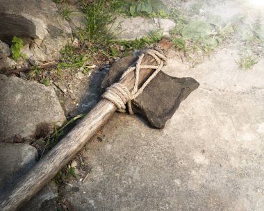 Yakın çekim kaba eski Neolith dönemi zanaat Hint avcı adam çakmaktaşı bıçak hache kol vahşi zemin metin uzayı. Üst kabileyi kapatın. Çelik çelik savaş objesi sanat stili işareti.